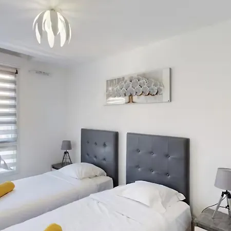 Lumineux 3 Pieces Avec Terrasse Et Parking - Proche *